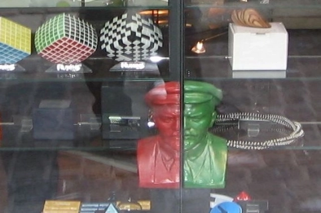 Сувенирная лавка в доме, где жил Ленин в Цюрихе. 