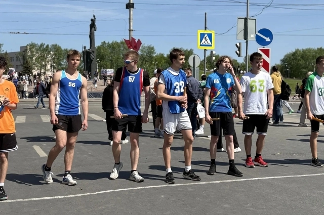 Участники эстафеты на старте.