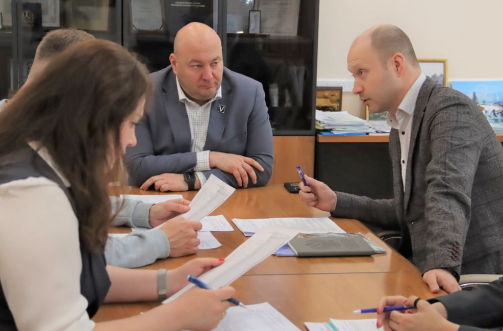 На посту вице-мэра Митрофанов, в частности, отвечал за развитие механизма поддержки территориальных общественных самоуправлений. На снимке он руководит заседанием по финансированию проектов ТОС.