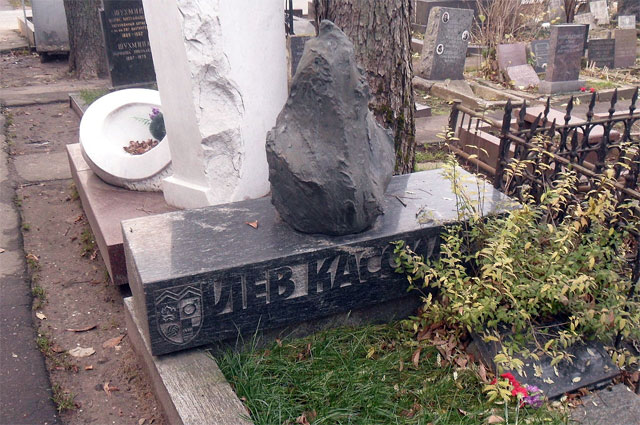 Могила Кассиля на Новодевичьем кладбище Москвы