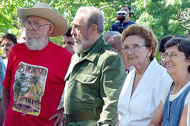 Фидель Кастро, его брат Рамон и сестеры Анджелина и Агустина Кастро - во дворе родительского дома в Бирана.