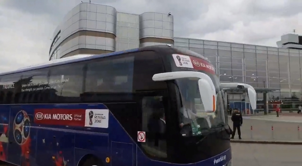 Автобус увозит французских футболистов в гостиницу
