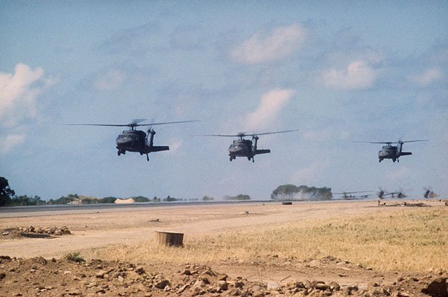 Вертолеты UH-60A 160-го АП СпН СВ при заходе на посадку в а/п Пойнт-Салинас. Вторжение на Гренаду было первой операцией с боевым применением подразделений 160-го АП.