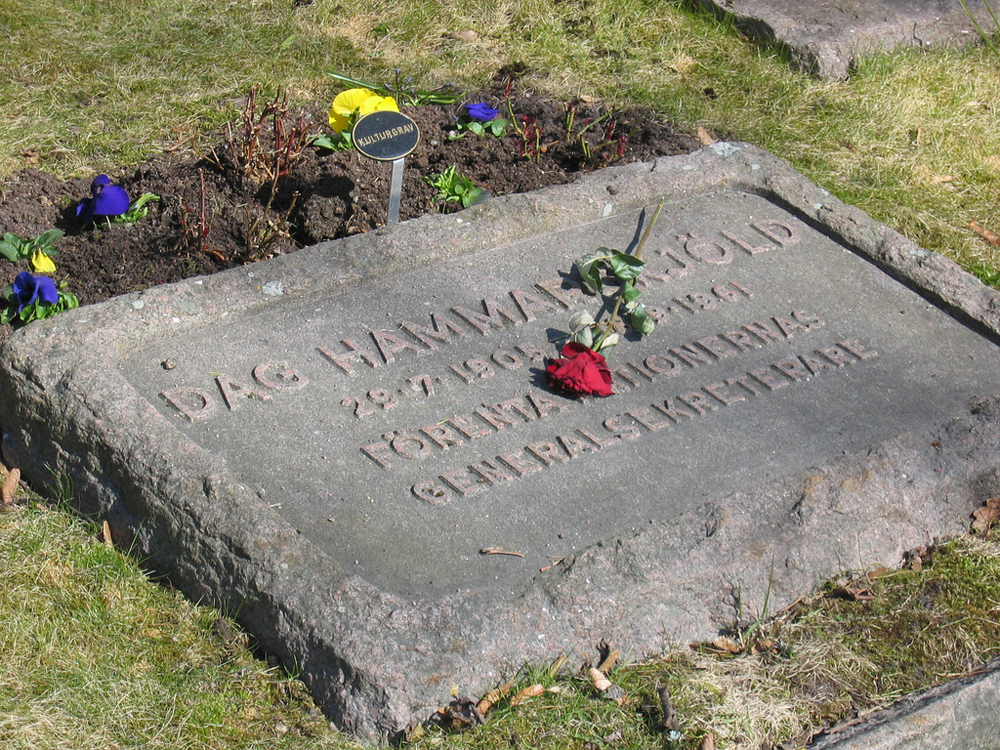 Плита на могиле Дага Хаммаршёльда на Старом кладбище Уппсалы.