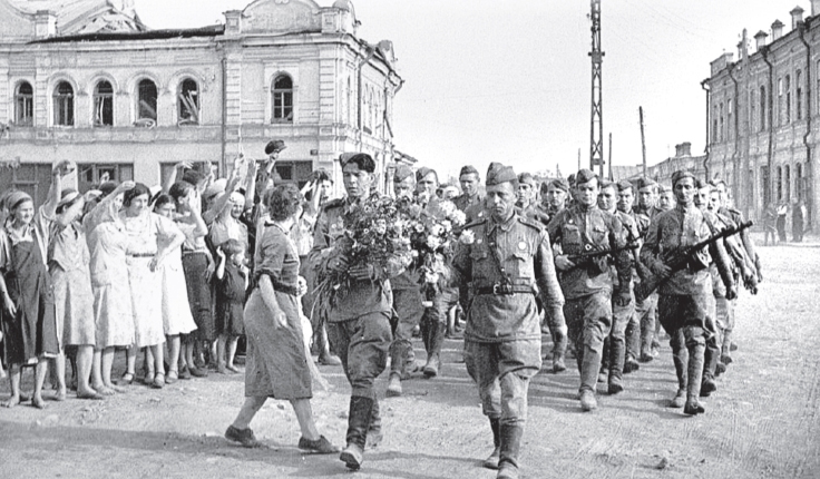 Солдаты Красной армии на улицах освобождённого города Орла, август 1943 г. Летняя наступательная операция вермахта «Цитадель» была сорвана, и наши войска перешли в контрнаступление благодаря данным советской разведки.
