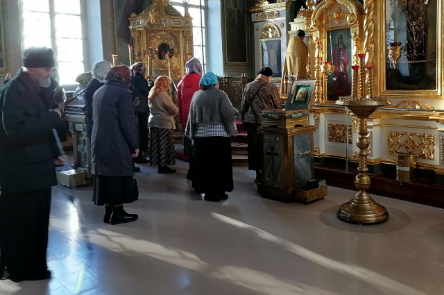 народ выстраивается в очередь, чтобы помолиться перед определенной иконой или получить благословение священника.