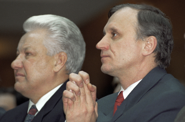 Президент РФ Борис Ельцин и государственный секретарь при Президенте РФ Геннадий Бурбулис.