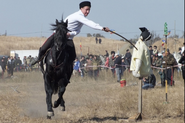 Конные и пешие состязания донских казаков – традиция давняя.