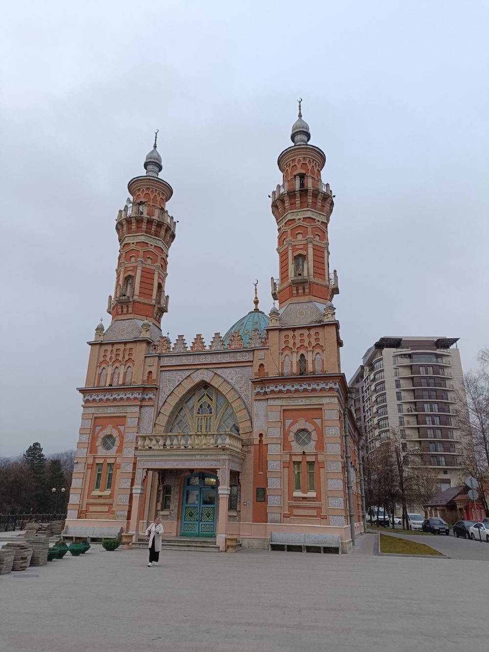 Мечеть спроектирована в восточном стиле с элементами готики и модерна.
