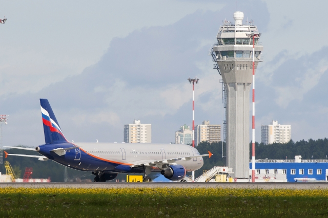 В аэропорту Пулково задержали десятки рейсов.