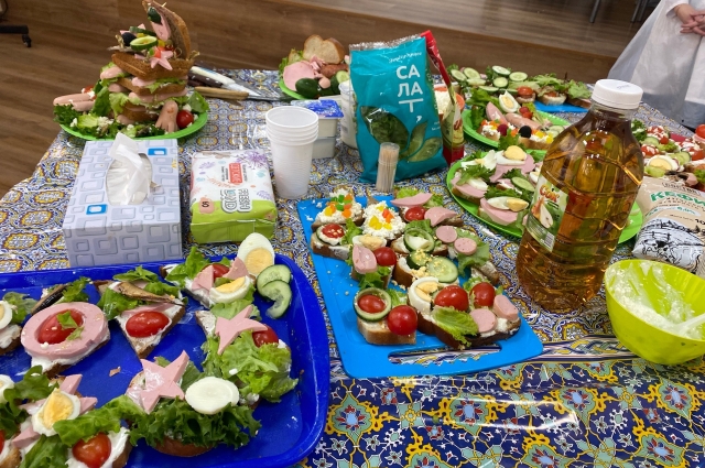 Команда «Вкусно – и точка» приготовила самое большое количество бутербродов.