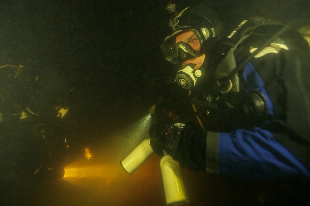 Дайверы находят молоко на корабле.