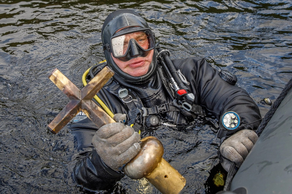 Андрей Петров нашел на затонувшем судне навершие мачты парохода принадлежавшего Валаамскому монастырю.