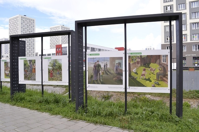 На набережной в Академическом появилась выставка работ юных художников