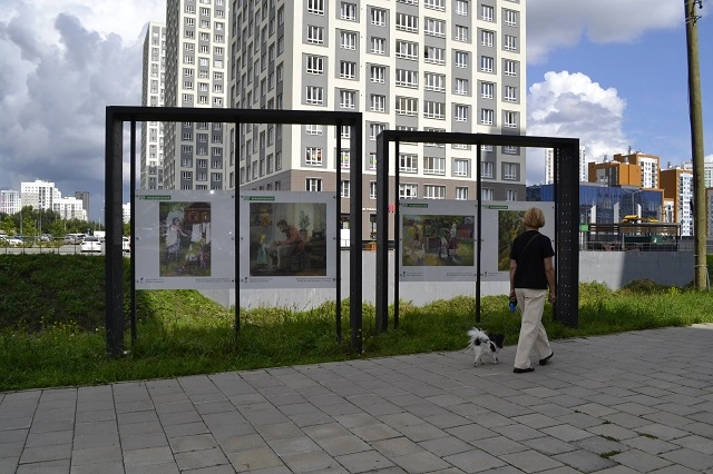 На набережной в Академическом появилась выставка работ юных художников