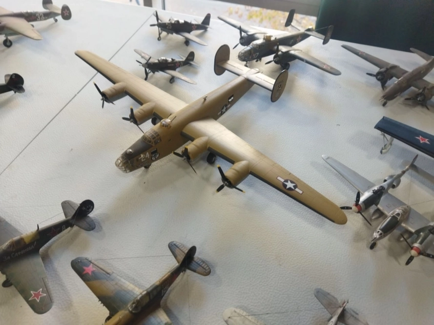 Американский бомбардировщик В-24 экипаж которого участвовал в торжественном перезахоронении останков генерала Николая Токарева в Евпатории летом 1944 г.