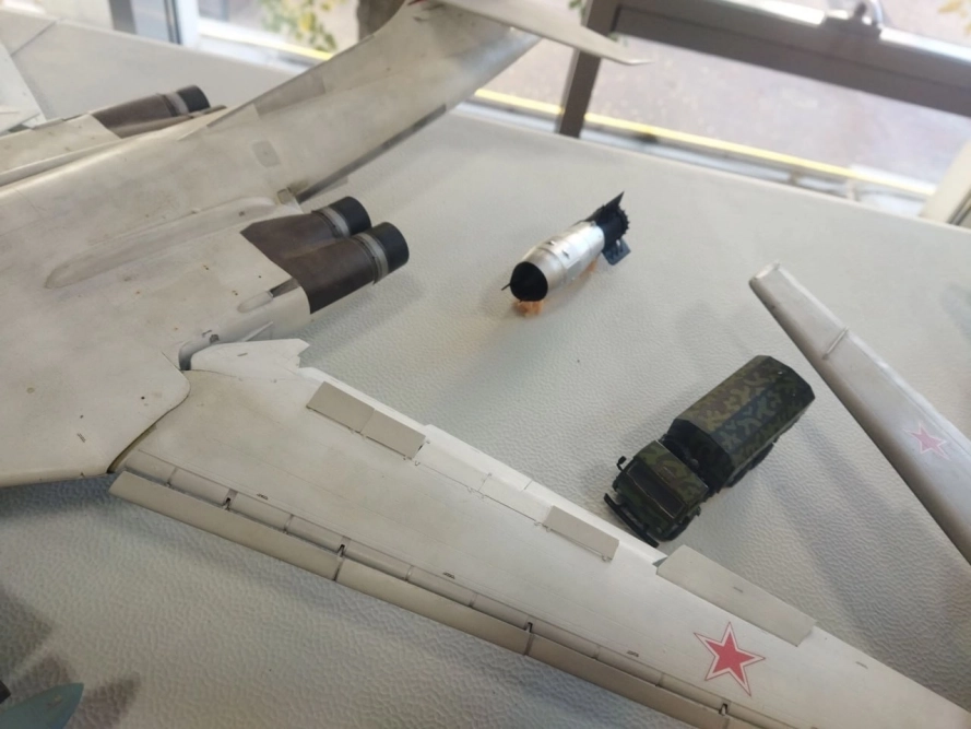 Вот она — «Кузькина мать», у крыла самолёта-носителя.