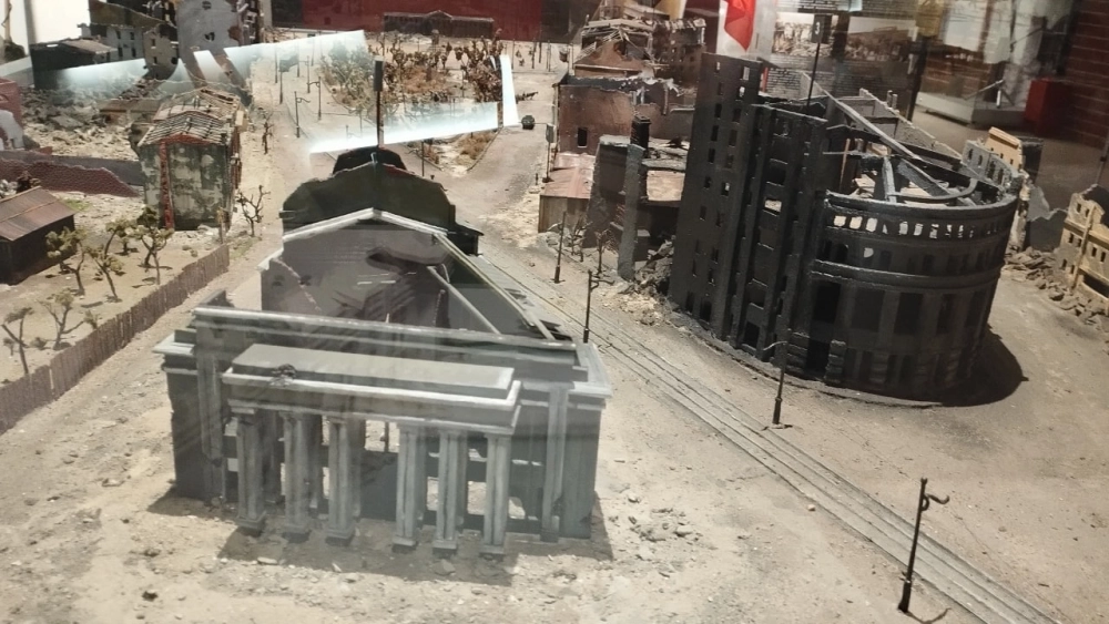 Макет проспекта Революции, созданный по сохранившимся фотографиям, наглядно демонстрирует масштабы разрушений.