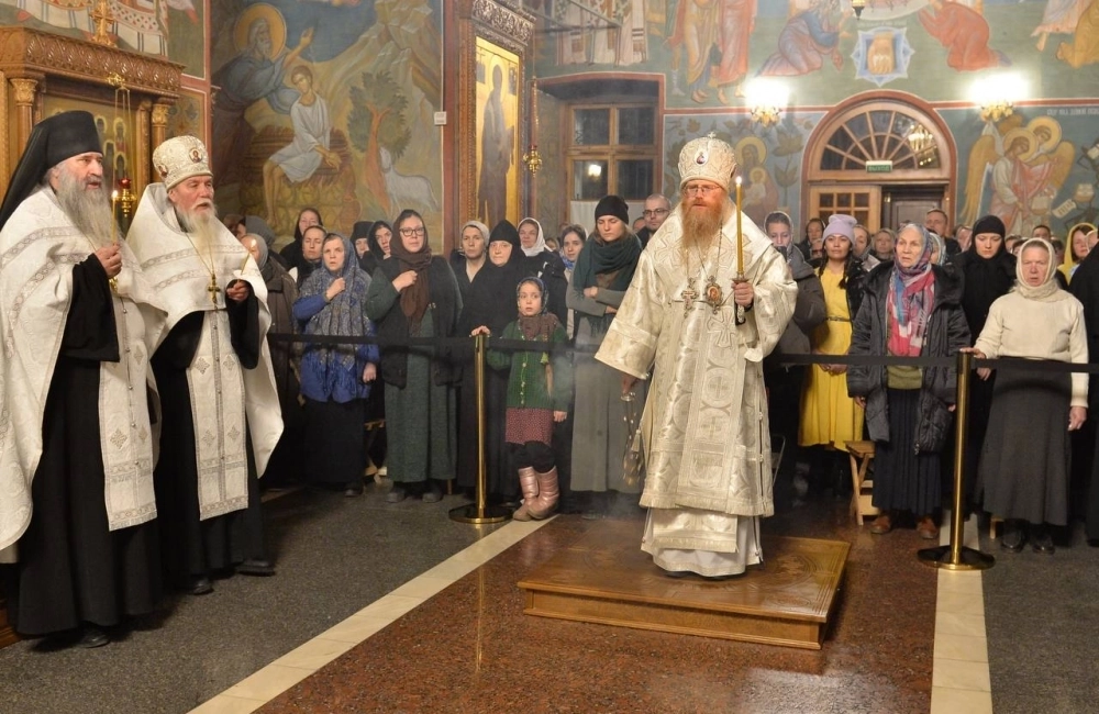 Всенощное бдение Собора Архистратига Михаила и прочих Небесных Сил бесплотных в Оптиной пустыни.