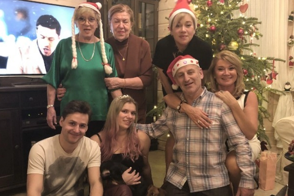 Алиса Фрейндлих с семьёй.