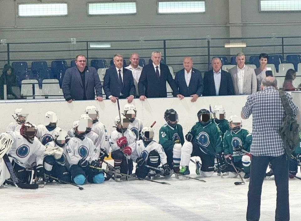 Визит губернатора Травникова на ледовую арену.