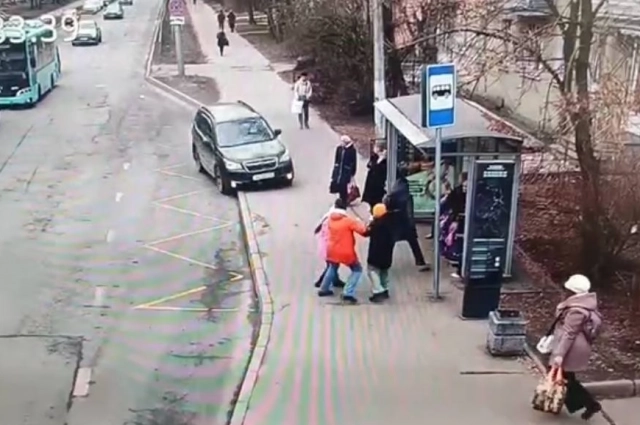 Женщина и обе девочки получили серьёзные травмы.