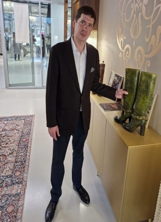 Рустам Бикмухаметов — сапожник в пятом поколении — руководит мануфактурой по индивидуальному пошиву обуви. 