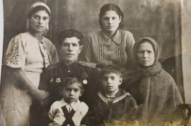 Николай Конденко с родными.