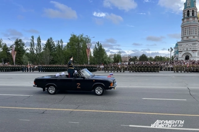 На параде были тысячи омичей.