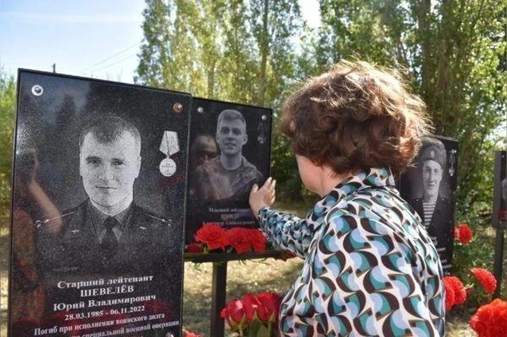 Девять памятных досок уже были установлены перед школой, теперь их 12.