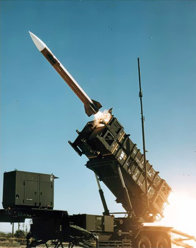 Подвижная ракетная установка комплекса «Патриот» на 4 ракеты.