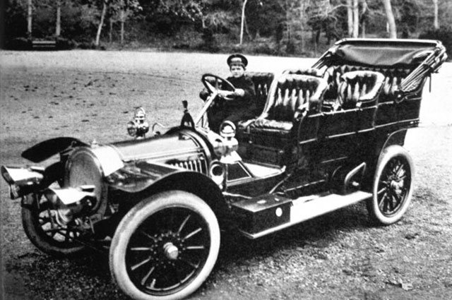 Царевич Алексей за рулем Delaunay-Belleville (1909).