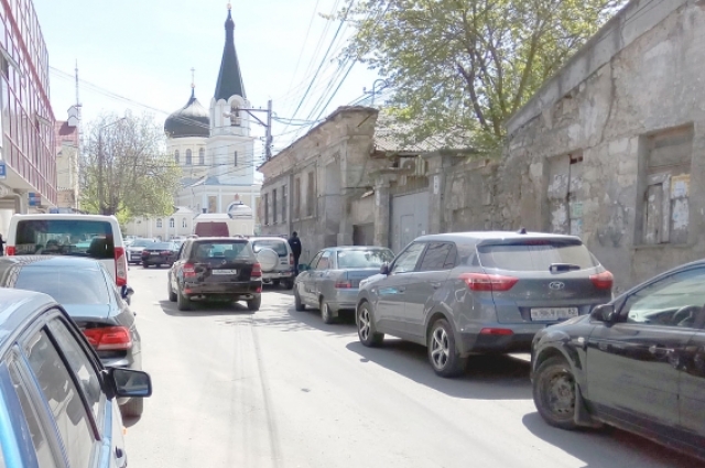 Стихийная парковка в центре Симферополя.