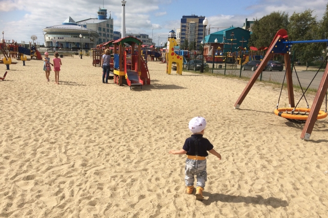 Детская площадка около Речпорта в Ханты-Мансийске