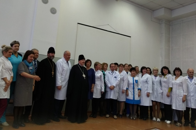 Митрополит во время встречи с врачами Красноярской клинической больницы №20.