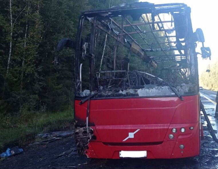 Автобус полностью выгорел.