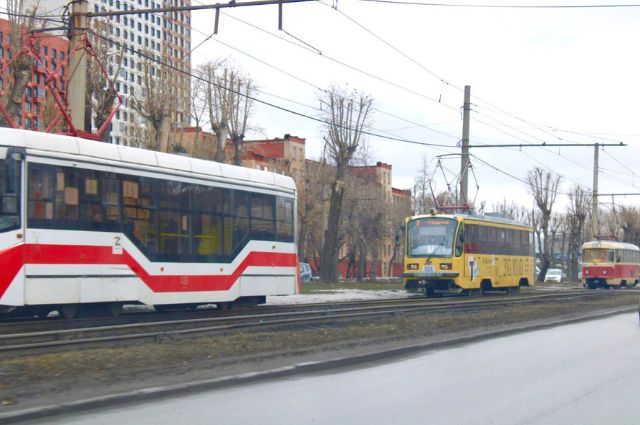 В Екатеринбурге фура блокировала трамвайное движение на Уралмаше