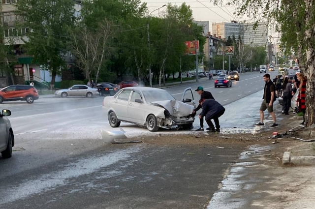 Новости аст новосибирск сегодня. АСТ 54. Авария на улице Дуси Ковальчук. АСТ 54 авария на улице Титова.