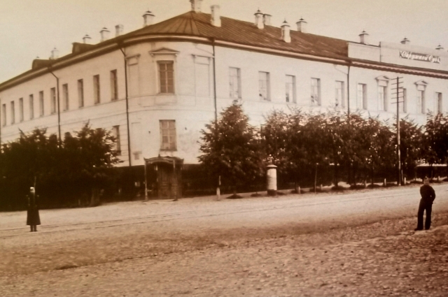 Здание окружного суда, где Л. Толстой был присяжным заседателем.