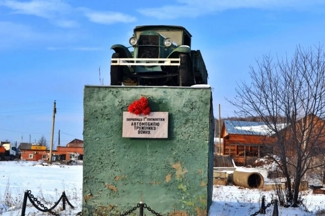 Главный памятник в честь земляков, погибших в Великую Отечественную, находится у районной администрации. Но есть ещё один важный символ пороховых сороковых – легендарная полуторка  ГАЗ-АА, способная перевозить до 1,5 тонны грузов. Машину установили на постамент к 40-летию Победы, в 1985 году. На табличке надпись: «Первенцу первой пятилетки, автомобилю-воину, труженику». В советские времена у водителей большегрузов местного автопредприятия была традиция: проезжая мимо памятника, приветствовать грузовичок длинными сигналами. Полуторка не раз подвергалась нападению вандалов, но её всегда восстанавливают.