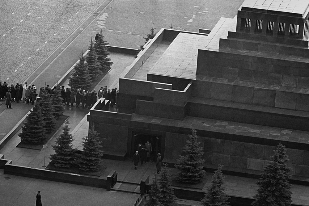 Очередь в мавзолей В.И.Ленина на Красной площади в Москве, 1973 год.