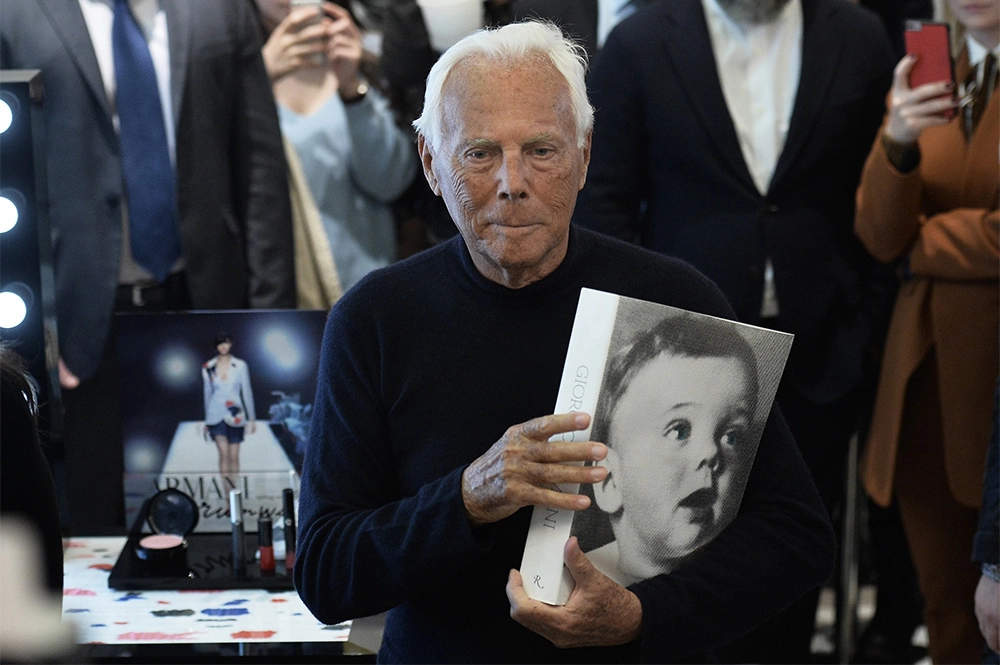 Итальянский модельер и&nbsp;предприниматель, основатель компании Armani Джорджио Армани во&nbsp;время презентации своей книги «Giorgio Armani» в&nbsp;бутике в&nbsp;Москве. 2016 г.