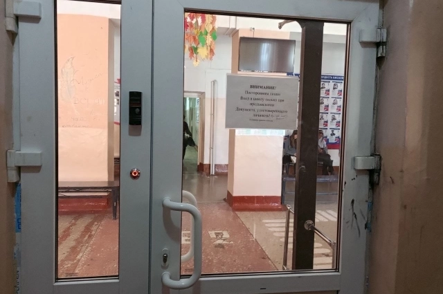 Просто так за эту дверь не попадёшь.