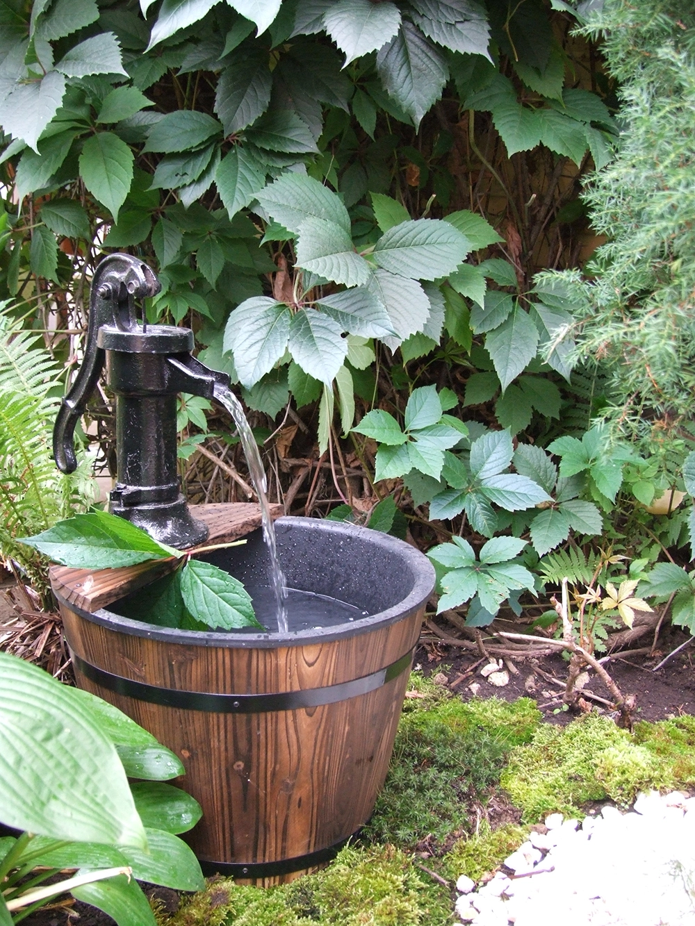 Такой аксессуар подойдёт для всех стилей маленького сада.