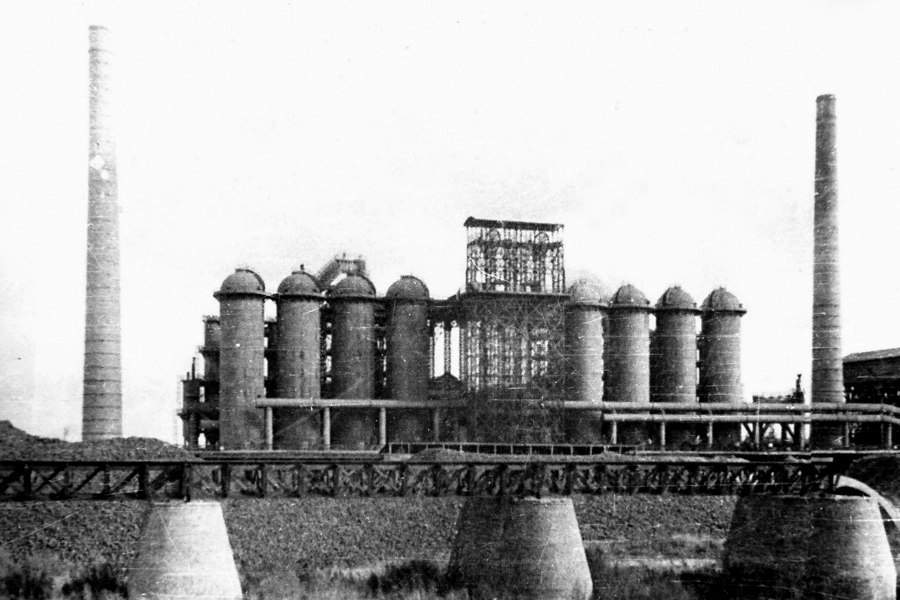 В 1920 году создано бельгийское акционерное общество «Тамбовское анонимное горно-металлургическое общество». Тогда же в Липецке (на месте города Сокольска) началось строительство Сокольского металлургического завода. 10 октября 1900 года, когда были сданы две первые доменные печи, предприятие заработало.