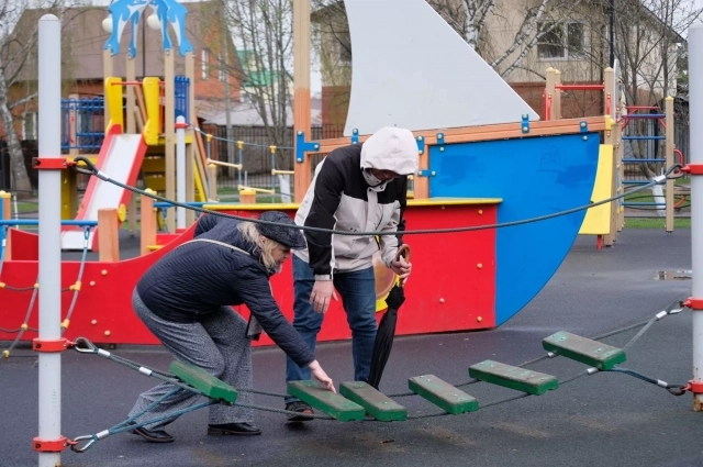 После зимы на детских площадках находят немало нарушений.