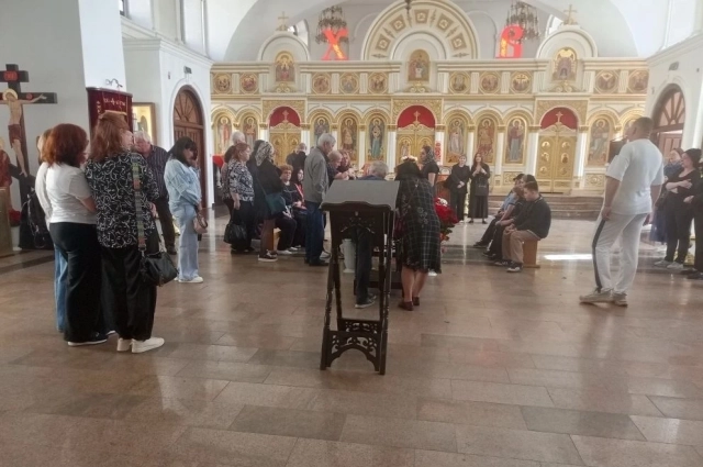 В храме, где проходило прощание.