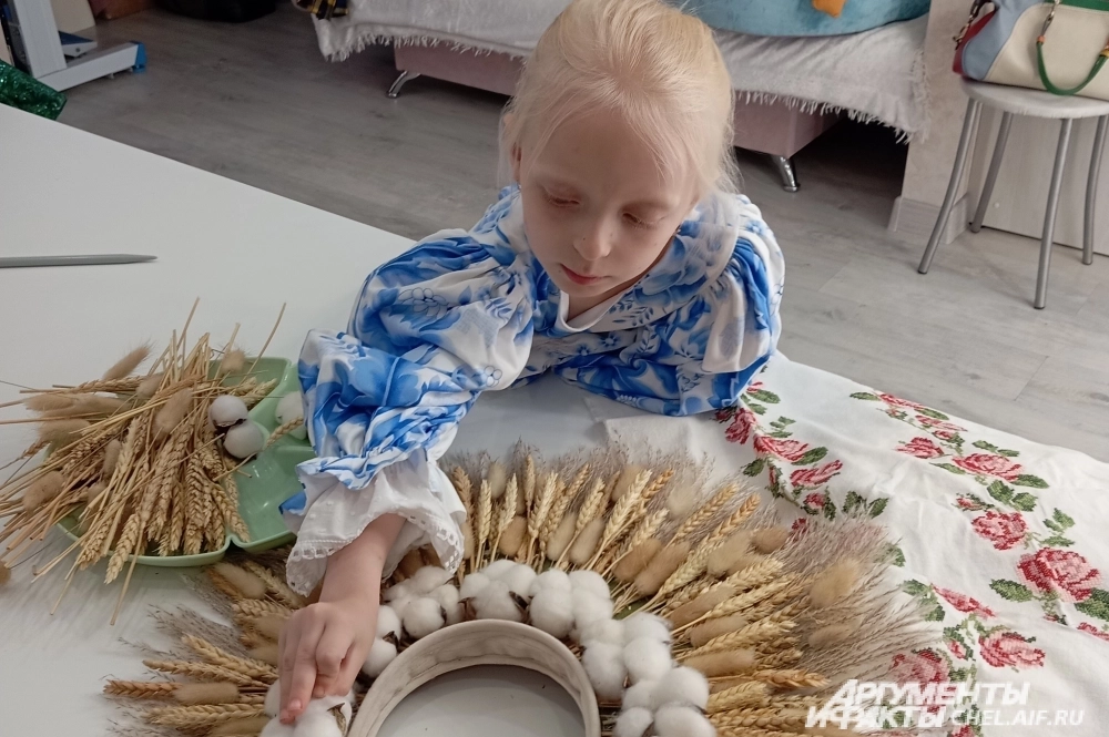 Лиза помогает маме.