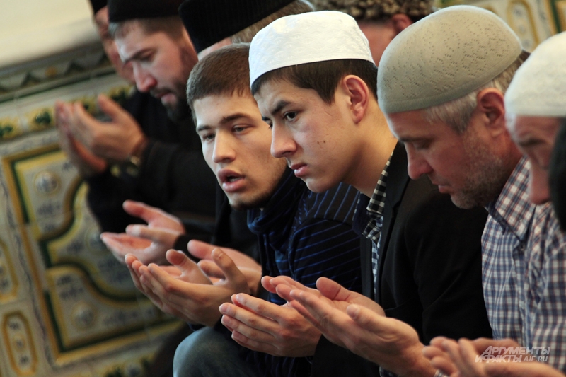 Каждую пятницу в мечети проводятся совместные молитвы