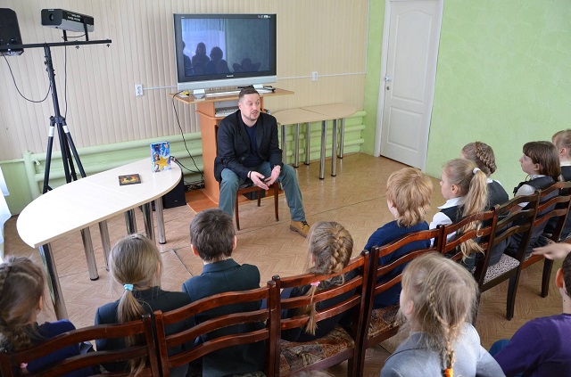 В каждый свой визит на малую родину писатель Волков старается встретиться с самыми юными читателями.